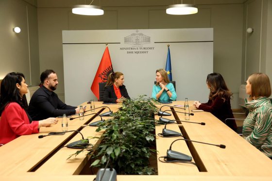 Kumbaro−Mogherini nënshkruajnë memorandumin/ Studentët e Kolegjit të Evropës ambasadorë të turizmit shqiptar