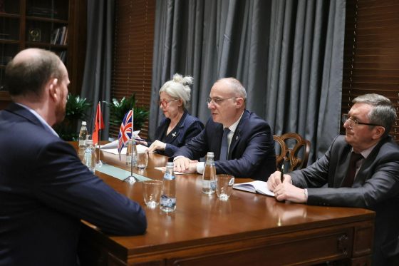 Ministri Hasani takon zyrtarin britanik Michael Tomlinson: Forcojmë bashkëpunimin në çështjet e sigurisë dhe punëve të brendshme