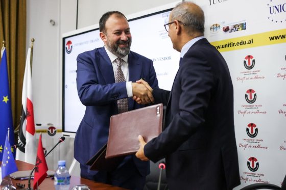 Ministri i Shtetit për Pushtetin Vendor, Arbjan Mazniku dhe Rektori i Universitetit të Tiranës firmosin marrëveshje bashkëpunimi