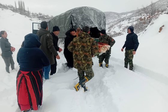 Efektivët e FA transportojnë fëmijën e sëmurë nga Ostreni në spitalin e Bulqizës