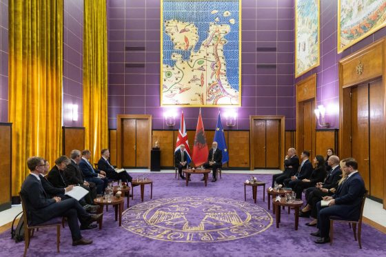 Kryeministri Rama mikpret Kryeministrin e Mbretërisë së Bashkuar Keir Starmer/ Nënshkruhen marrëveshje bashkëpunimi