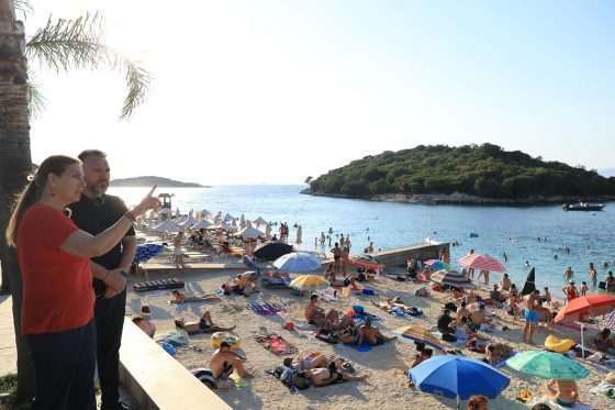 Saranda e preferuara e vizitorëve të huaj/ Kumbaro: Dyfish plazhe publike, prioritet pastrimi i bregdetit