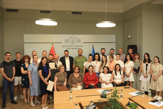 Udhërrëfyesit turistikë tashmë me certifikime pa afat/ Kumbaro: Lehtësojmë burokracitë dhe nxisim të rinjtë që promovojnë turizmin