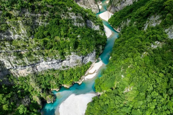 Lumi i Shalës cilësohet nga mediat britanike, “Tajlanda e Europës”
