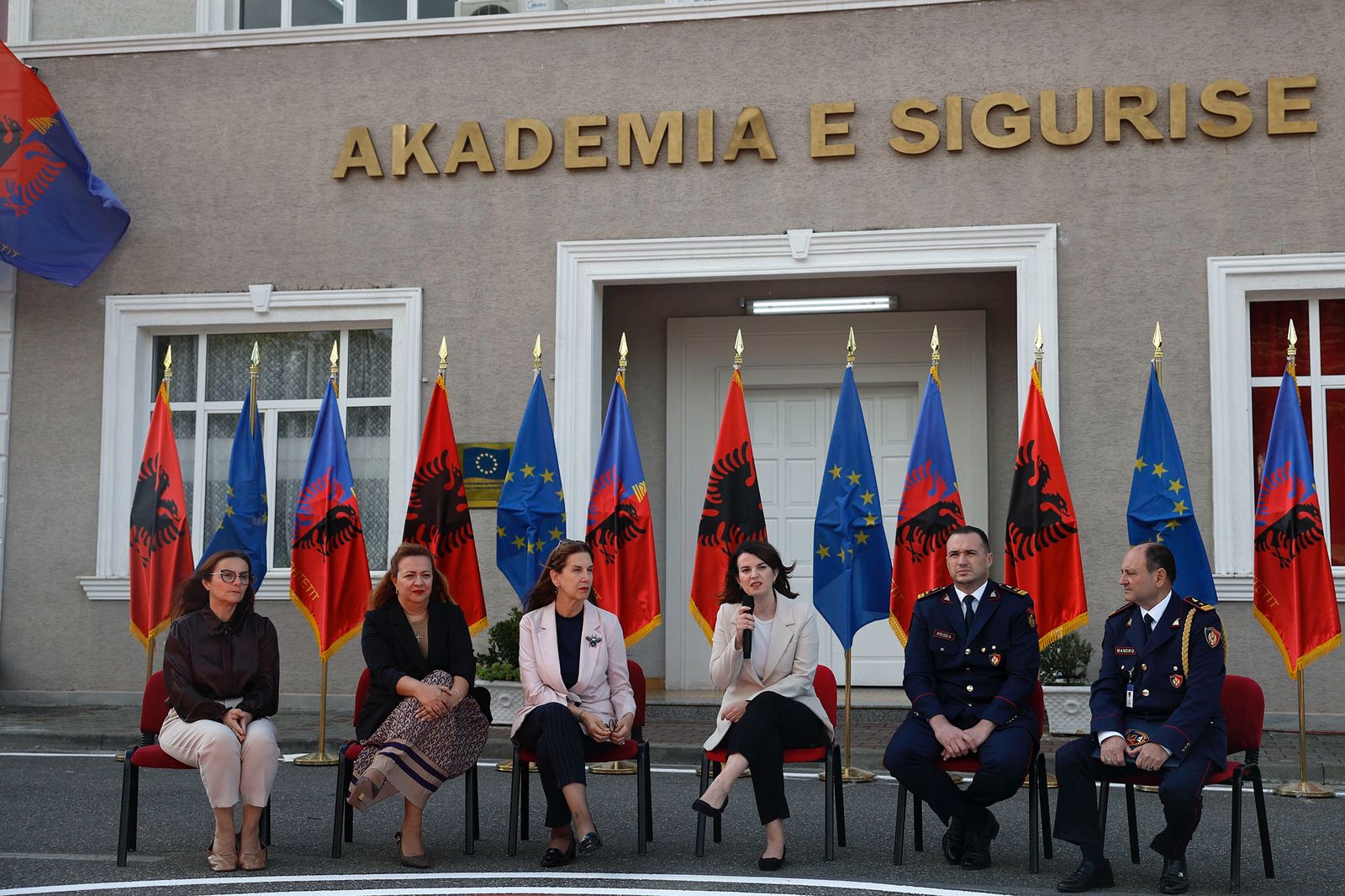 Certifikohen 112 oficerë të rinj sigurie për shkollat