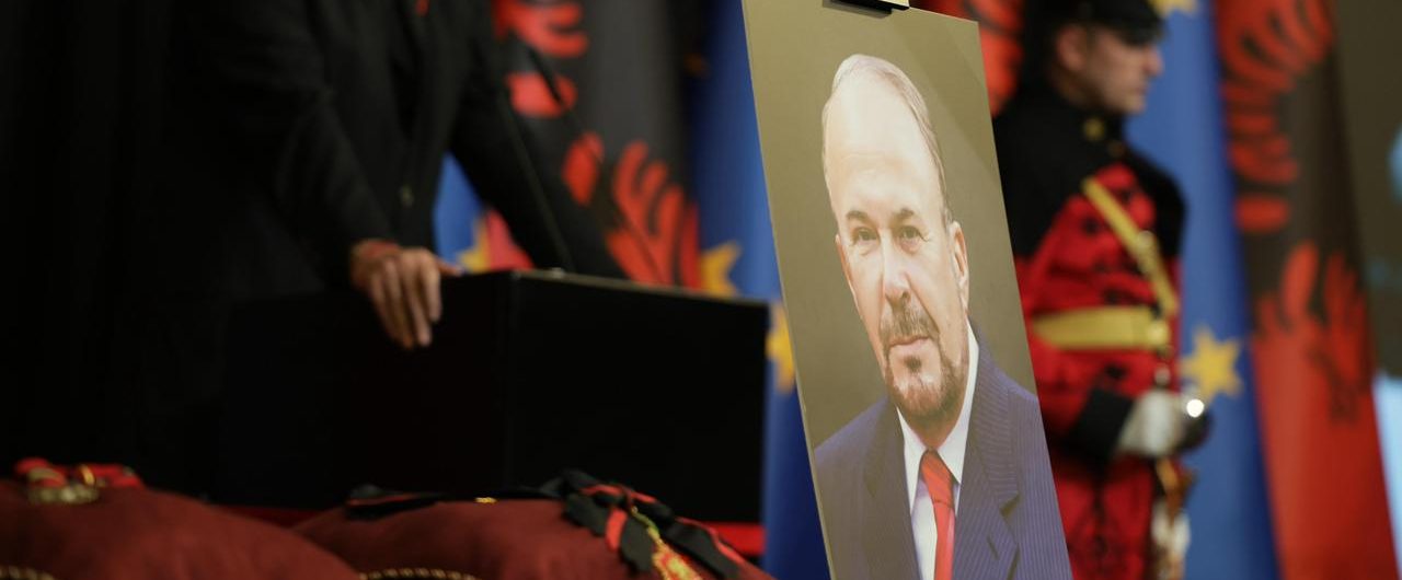 Ceremonia shtetërore e lamtumirës për Fatos Nanon, nderim për jetën dhe veprën e një lideri historik