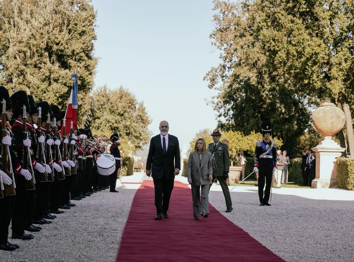 Romë, Itali, Kryeministri Rama pritet nga Kryeministrja e Republikës Italiane, Giorgia Meloni në ceremoninë zyrtare