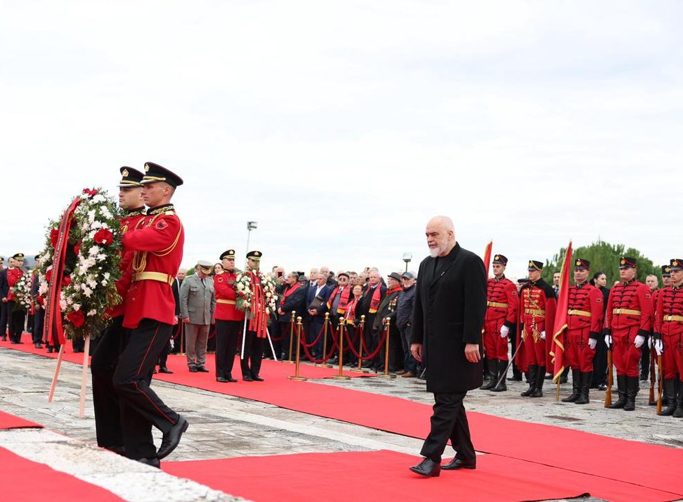 81 vjetori i çlirimit: Shqipëria nderon kujtimin e të rënëve për liri