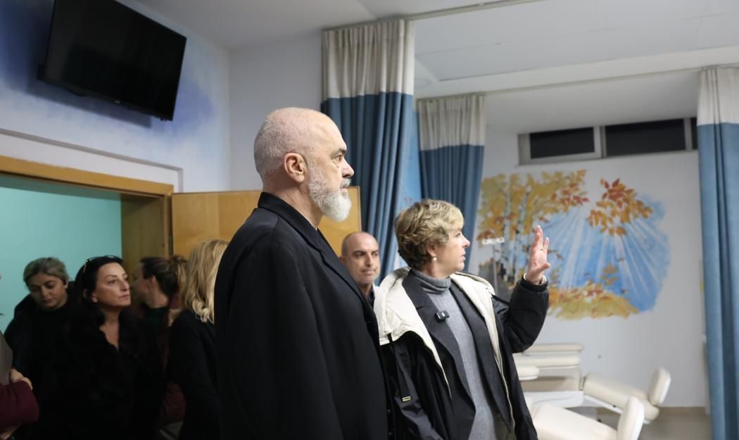 Në prag festash, Kryeministri Rama pranë mjekëve dhe pacientëve të vegjël në QSUNT