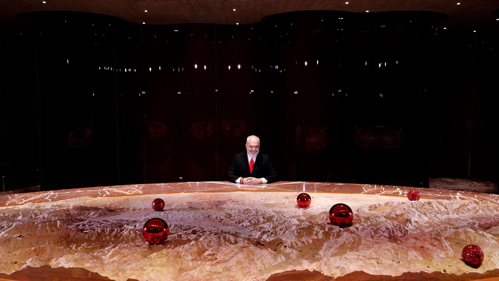 Gëzuar kudo ku jeni, me këdo që keni pranë, me shëndet dhe mbarësi në vitin që po hyn në derë