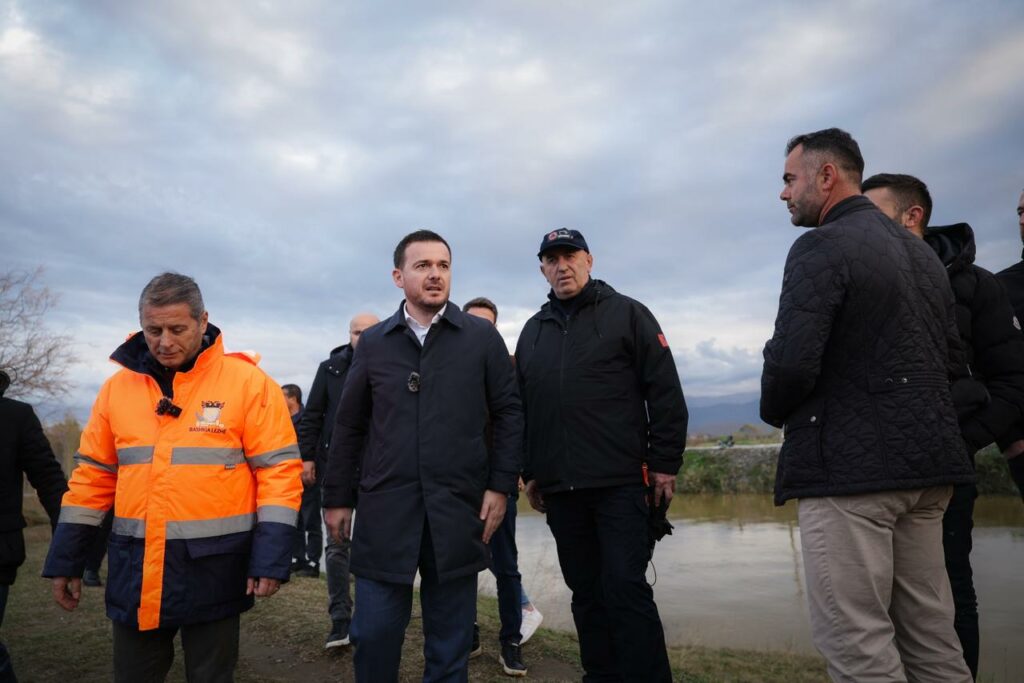 Ministri Salla në Fier: Angazhim në terren për mbështetjen e banorëve dhe evakuimin e bagëtive