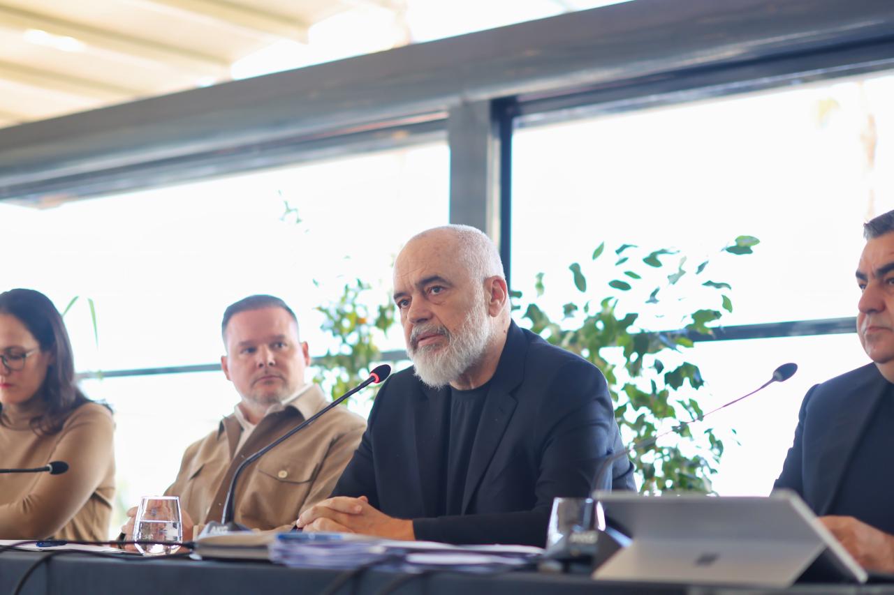 Kryeministri Rama me kryetarët e bashkive mbi turizmin, mjedisin dhe qeverisjen vendore