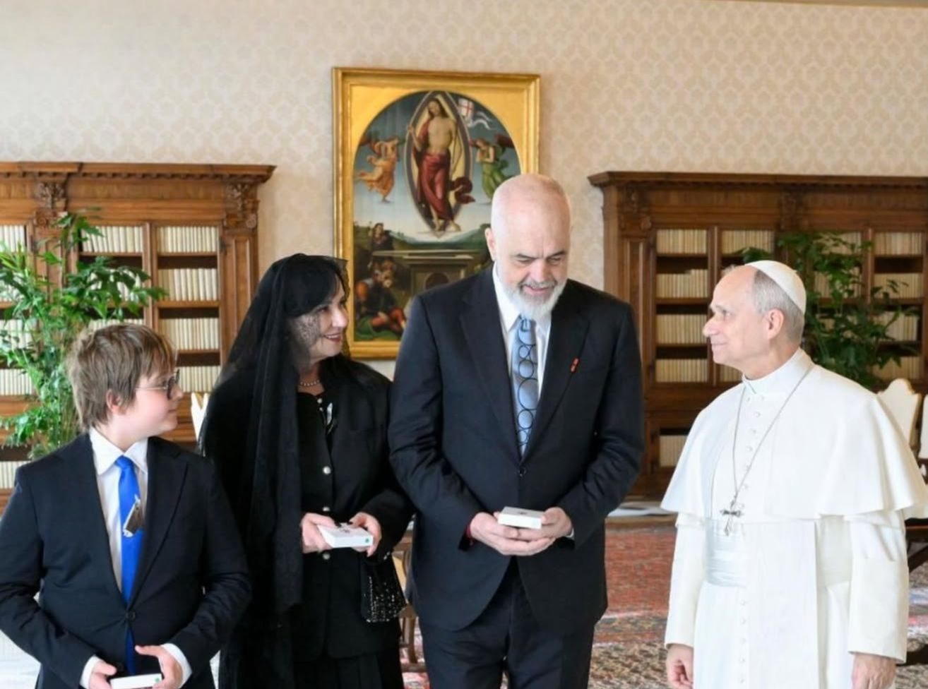 Simbole të besimit dhe historisë shqiptare në Selinë e Shenjtë