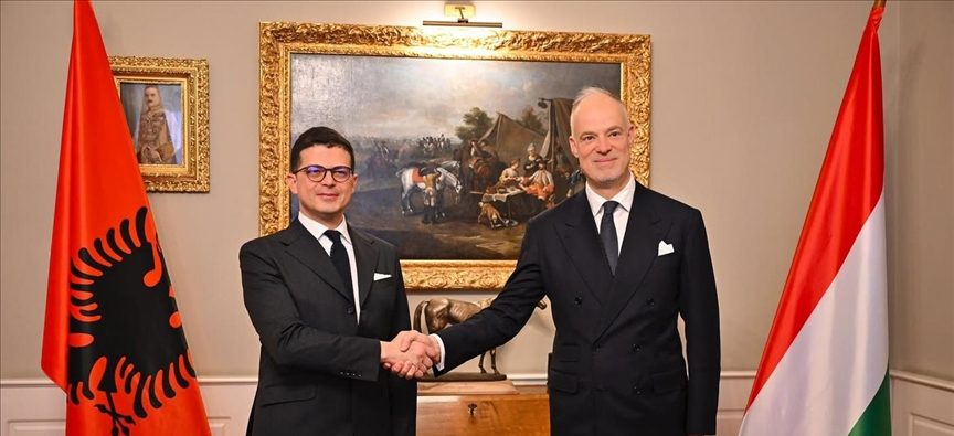 Vengu në Budapest: Shqipëria dhe Hungaria thellojnë bashkëpunimin në mbrojtje, riafirmohet mbështetja për integrimin evropian të Shqipërisë