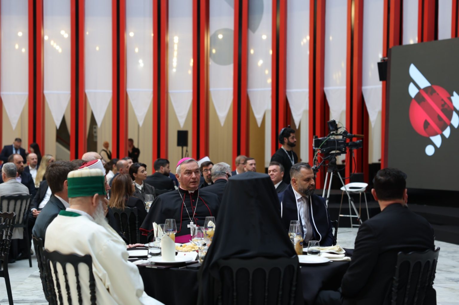 Mëngjesi i Vëllazërimit bashkon komunitetet fetare në lutje për Shqipërinë dhe shqiptarët