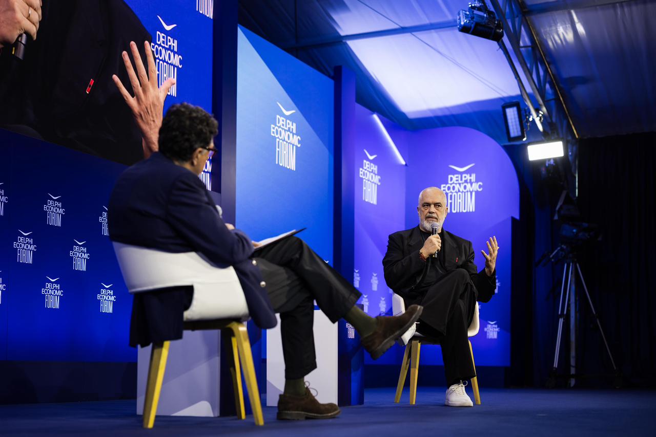 Forumi Ekonomik i Delphit, Kryeministri Rama bisedë me Alexis Papahelas, Kryeredaktor i gazetës Kathimerini