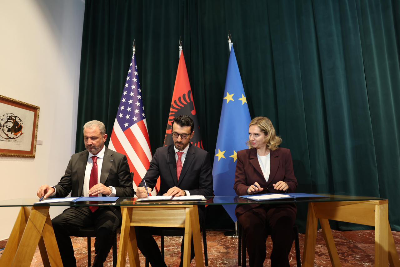 Shqipëria nënshkruan marrëveshje 6 miliardë dollarë për gazin, Karakaçi: Partneriteti me SHBA mbështet sigurinë energjetike dhe forcon rolin në rajon