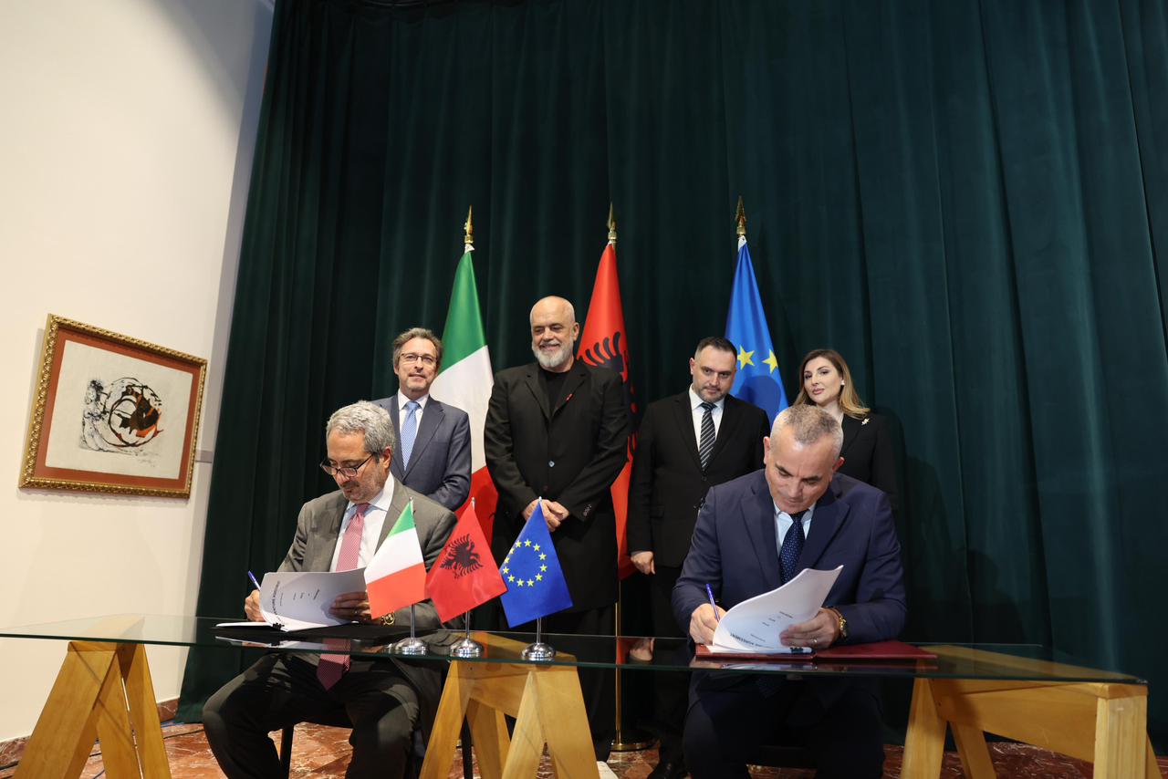 Nënshkruhet marrëveshja KAYO-Fincantieri për prodhimin e anijeve ushtarake, Ministri Nufi: 400 vende pune në kantierin e Pashalimanit