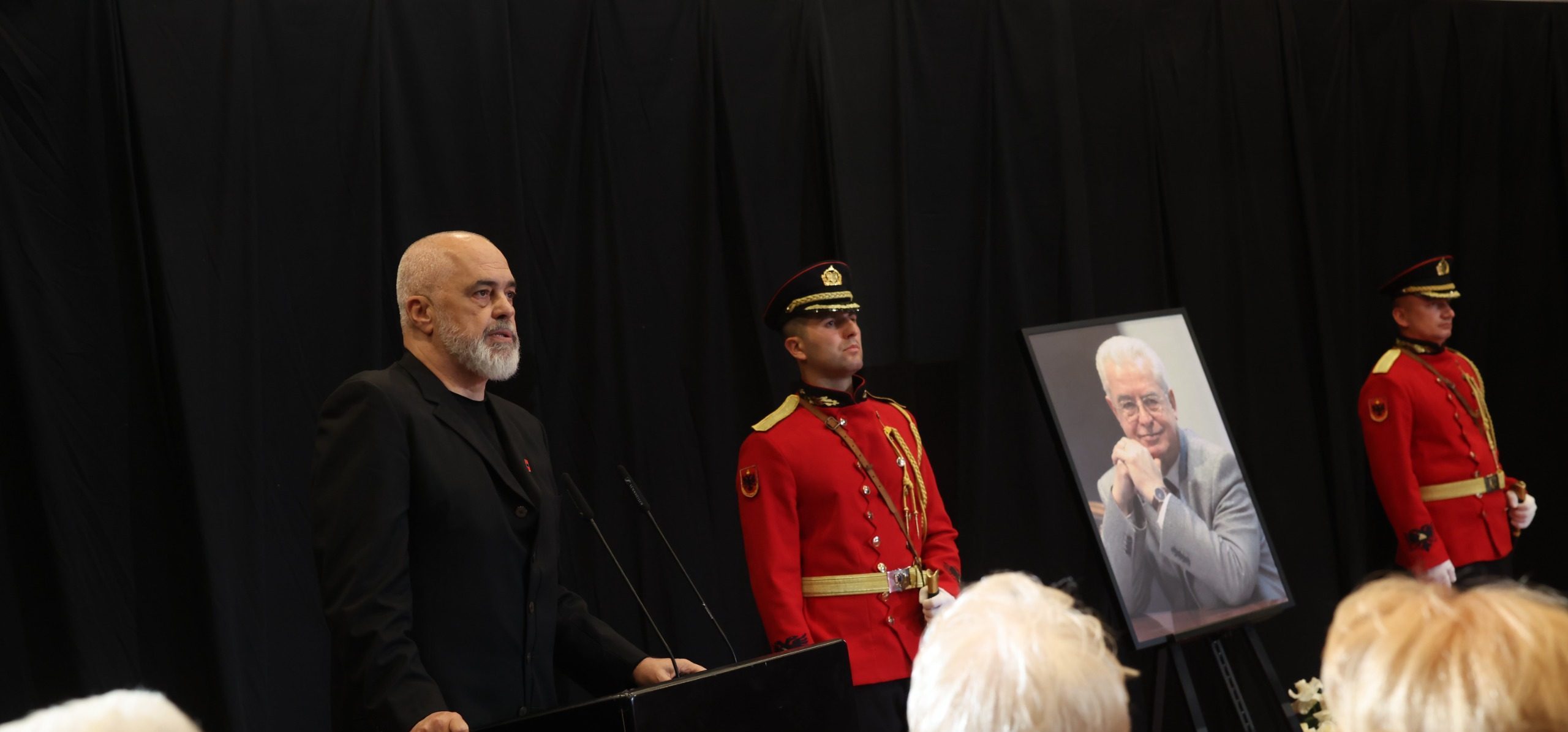 Kryeministri Edi Rama në ceremoninë shtetërore të lamtumirës për figurën e shquar të politikës shqiptare, Servet Pëllumbi
