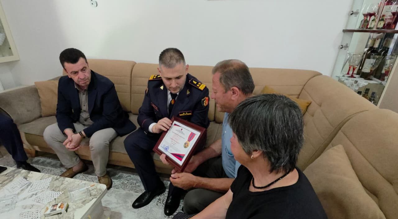 Drejtori i Përgjithshëm i Policisë së Shtetit, Drejtues Madhor Skënder Hita, i dorëzon familjes së Dëshmorit të Atdheut medaljen e mirënjohjes, akorduar Inspektorit Enea Mekolli, pas aktit të tij sublim në krye të detyrës