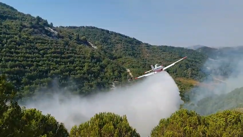 Ministria e Mbrojtjes: Përmirësohet situata e zjarreve në vend, 4 vatra aktive dhe 1 nën monitorim