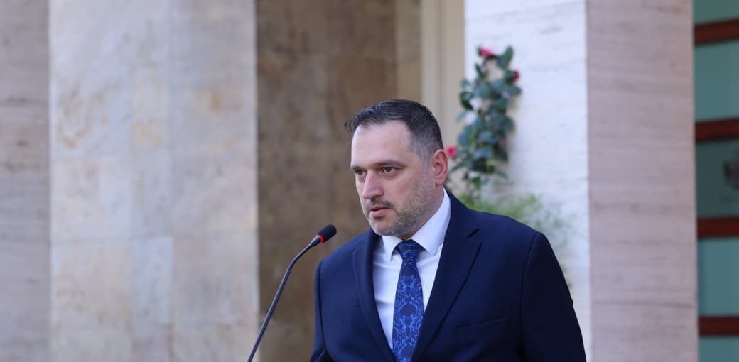Ministri i Mbrojtjes, Ermal Nufi, bëri të ditur se gjatë 24 orëve të fundit janë raportuar 35 vatra zjarri në territorin e vendit, nga të cilat 8 mbeten aktive