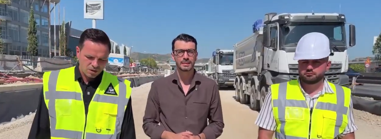Ministri i Infrastrukturës dhe Energjisë, Enea Karakaçi, së bashku me drejtorin e Autoritetit Rrugor Shqiptar, Ami Kozeli, inspektuan nga afër ecurinë e punimeve për zgjerimin e autostradës Tiranë-Durrës