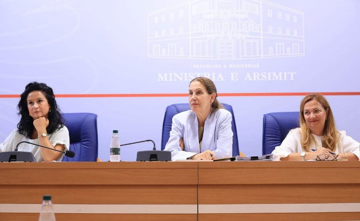 Ministrja Kumbaro: Përgatitjet dhe risitë për vitin e ri shkollor, programi “Pas Shkolle” shtrihet në mbi 400 institucione arsimore