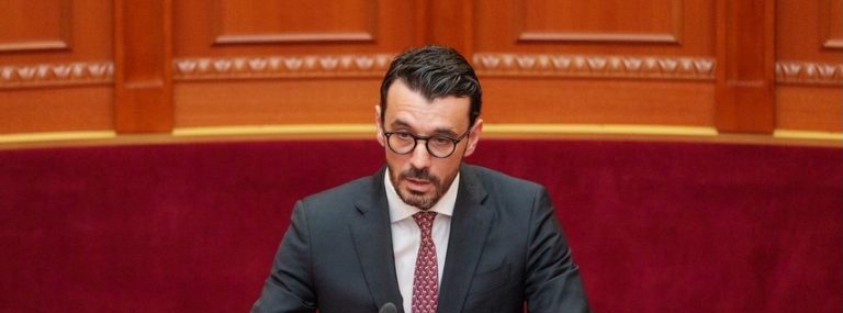 Nënshkruhet marrëveshja për ndërtimin e Parkut Eolik të Spillesë, ministri Karakaçi: Investimi i parë i këtij lloji në Shqipëri