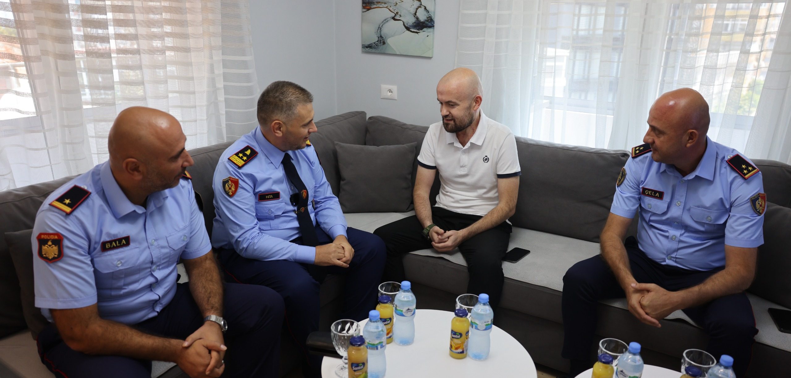 Drejtori i Përgjithshëm i Policisë së Shtetit, Drejtues Madhor Skender Hita, vizitoi në banesë punonjësin e Policisë Edison Adri