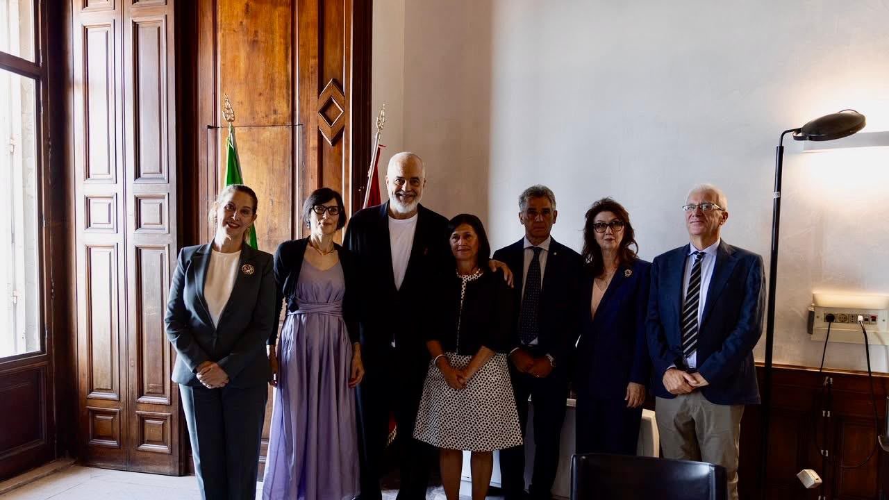 Kryeministri Rama në Napoli, vizitë në Katedrën e Gjuhës Shqipe pranë Universitetit “L’Orientale”