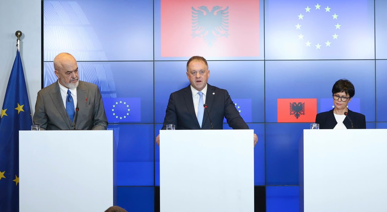 Shqipëria mbyll kapitullin e katërt të negociatave me BE-në, ministri irlandez Byrne: Progres i qëndrueshëm drejt anëtarësimit