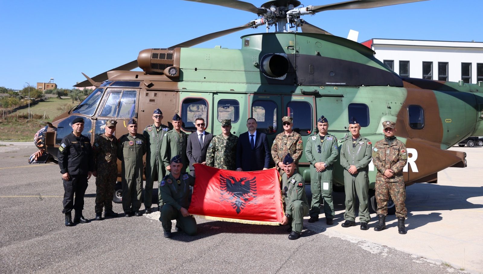 Kontingjenti i parë shqiptar i helikopterëve niset në misionin e NATO-s në Kosovë, ministri Nufi: Angazhimi ynë në KFOR mbetet i palëkundur
