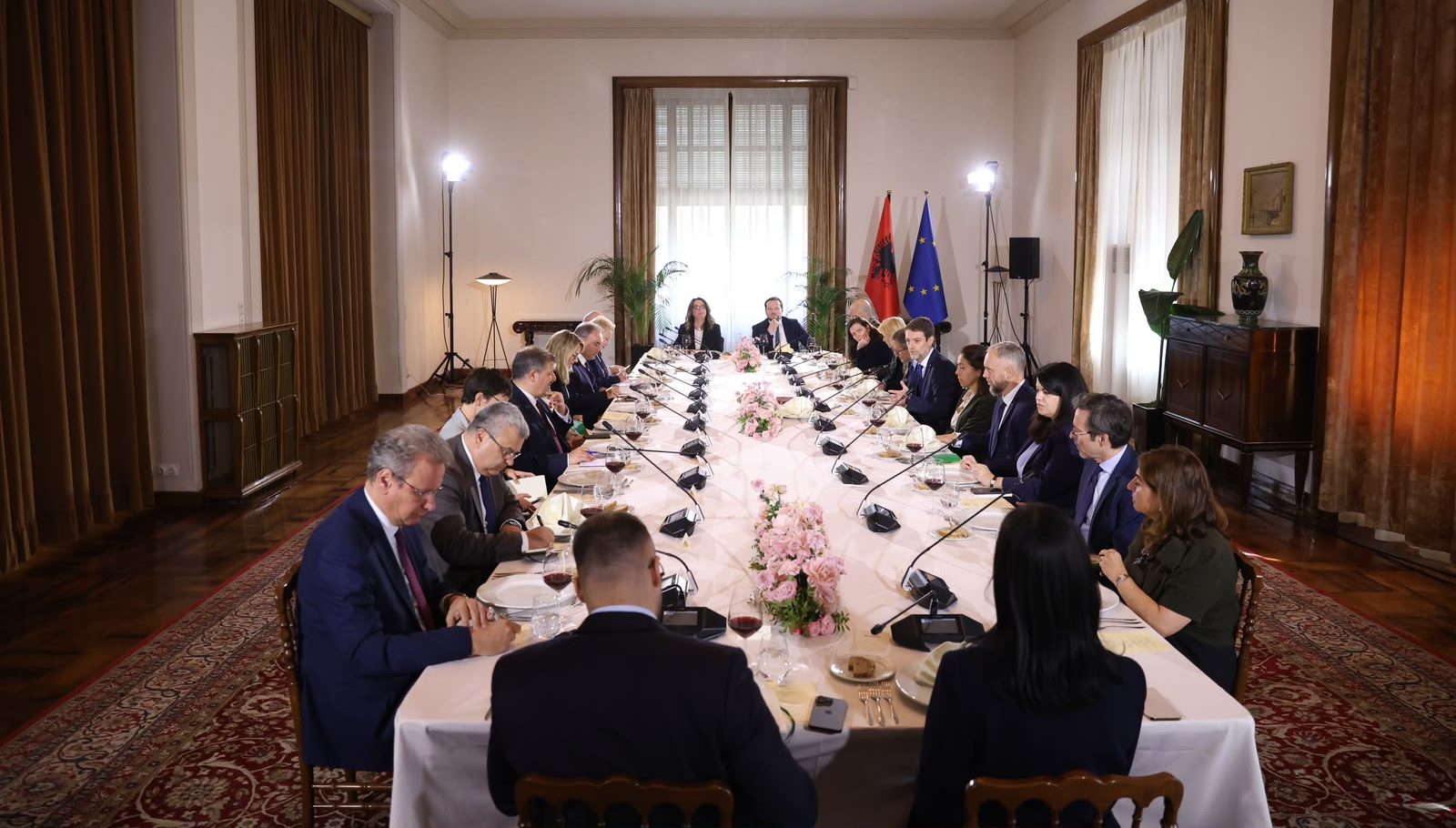 Ministri Hoxha takim me ambasadorët e BE-së: Liritë demokratike dhe shteti i së drejtës, në themel të rrugës evropiane të Shqipërisë